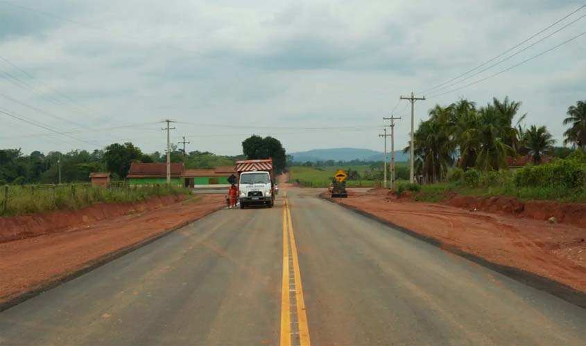 RO-010 recebe sinalização horizontal em trecho de 2,1 km