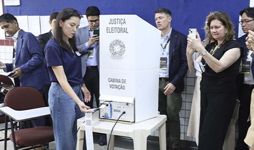 Representantes de 46 países acompanham eleições no Brasil