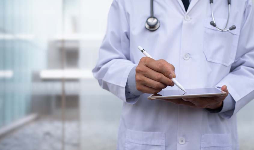 Médico será indenizado por responsabilidade técnica após dispensa