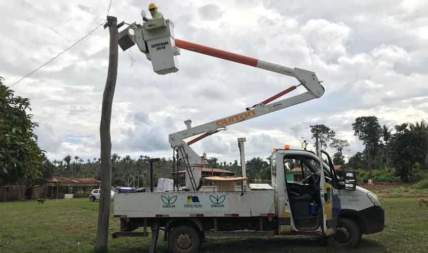 Moradores comemoram iluminação da comunidade Pé de Galinha