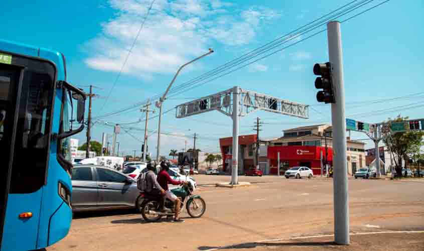 Prefeitura informa que sinalização semafórica intermitente já está funcionando em Porto Velho