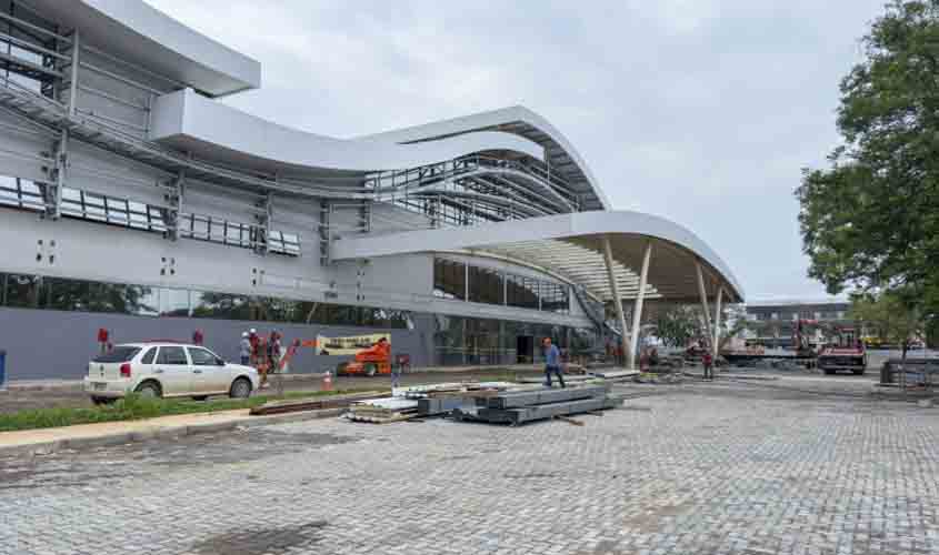 Prefeitura revitaliza praça em frente à nova rodoviária e homenageia trabalhador do transporte rodoviário