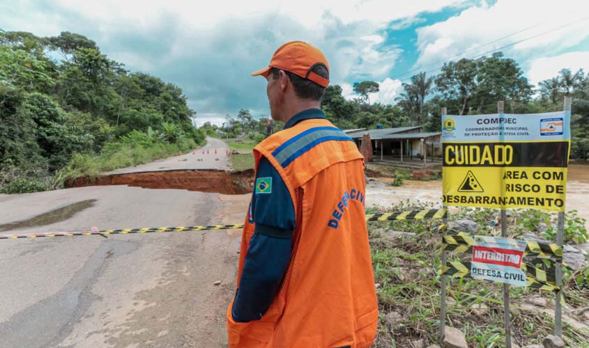 Fortes chuvas causam desmoronamento de estrada da comunidade de Santo Antônio