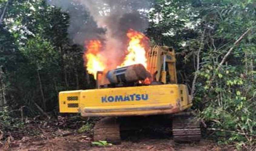 Polícia Federal deflagra operação em terras indígenas de RO e queima máquinas que trabalhavam em garimpos ilegais