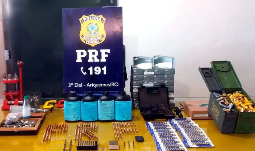 PRF prende dupla com arma de fogo, munições, pólvora e quase 30 mil unidades de espoleta