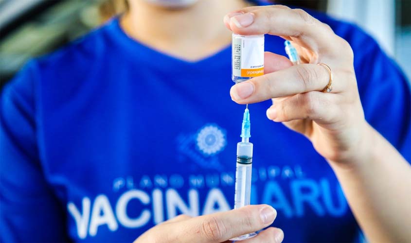 Campanha de vacinação com dose de reforço bivalente contra a Covid-19 continua nas unidades de saúde