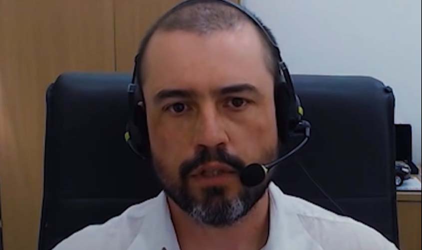 Jovem acusada de matar avô se apresenta com advogado