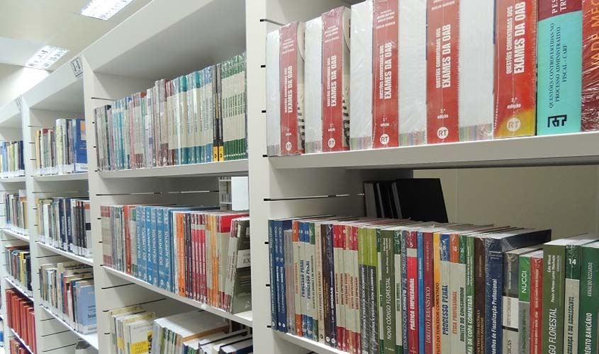 Biblioteca da Emeron recebe doação de mais de 400 livros jurídicos