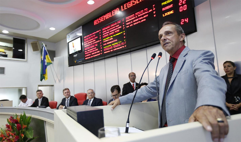 Lazinho da Fetagro homenageia coordenadores do Leilão Direito de Viver