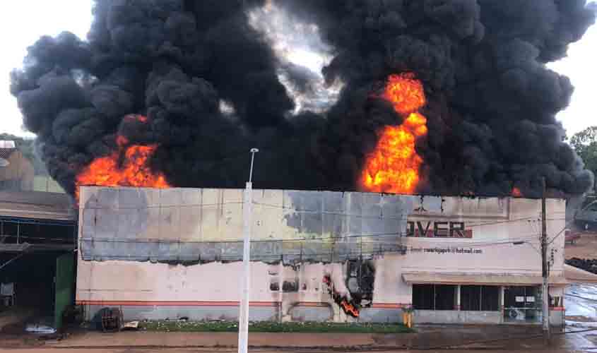 Houve uma explosão  antes de incêndio que destruiu  loja de venda de pneus da Rover