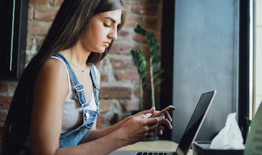 Como a consistência de informações na internet fortalece a confiança nos buscadores?