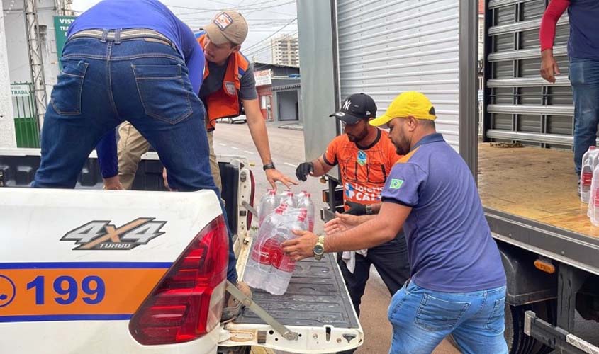 Comunidades ribeirinhas recebem água potável e hipoclorito de sódio