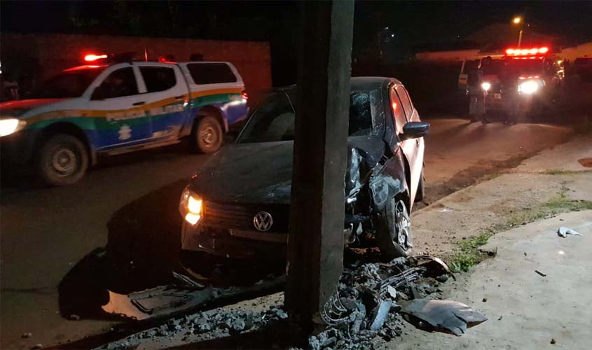 Casal é preso ao fugir em carro roubado, atropelar motoqueiro e bater contra poste de iluminação