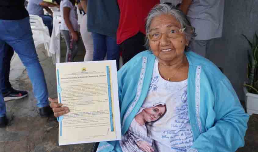 Prefeitura entrega títulos definitivos a moradores de nove bairros 