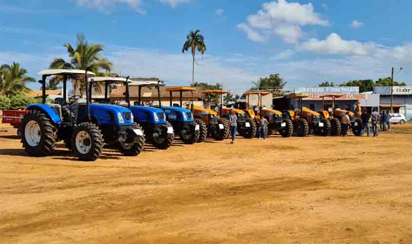 Maquinários agrícolas adquiridos pelo Programa Calha Norte são entregues a associações