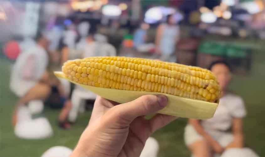 Vendedores ambulantes comemoram vendas no Arraiá da Prefs no Parque da Cidade