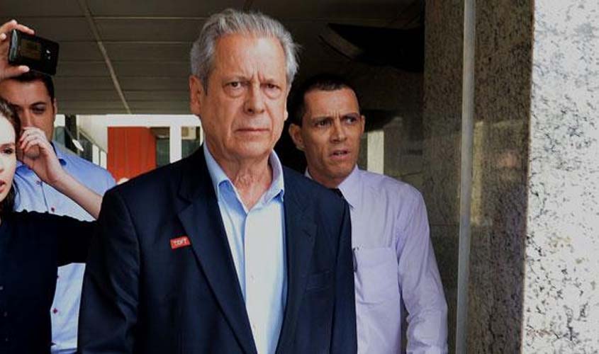 Após decisão da Justiça, José Dirceu deixa a Papuda