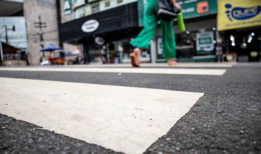 Estacionar sobre a faixa de pedestres é infração grave e coloca vidas em risco