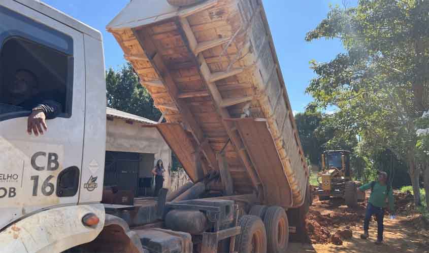 Ruas Magno Arsolino e Madagascar recebem encascalhamento, no bairro Conceição