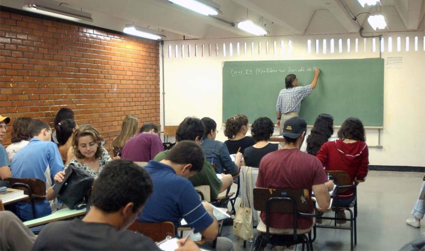 Brasil tem dificuldade de atrair jovens para a carreira professor