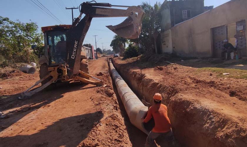 Trabalhos de pavimentação e drenagem avançam nos bairros Três Marias, Mariana, Novo Horizonte e Cidade do Lobo