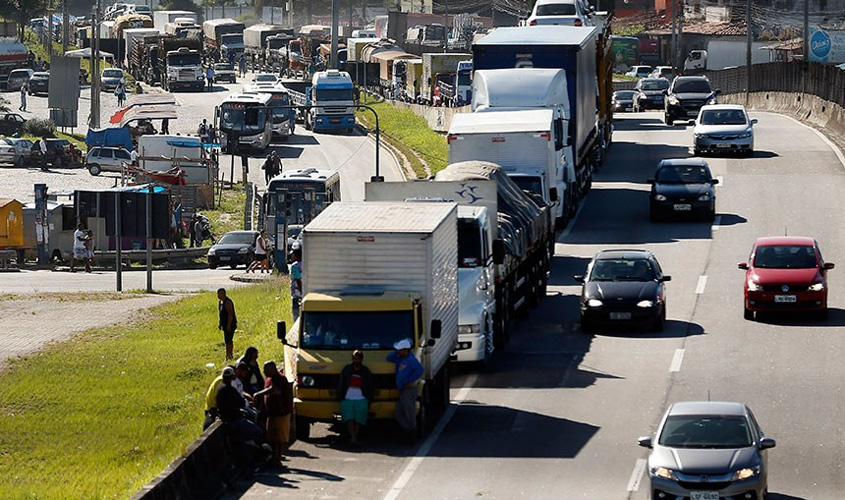 Três MPs da greve dos caminhoneiros viram lei