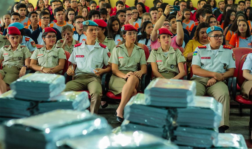 Governo reforça educação com entrega de mais de 12 mil kits Enem