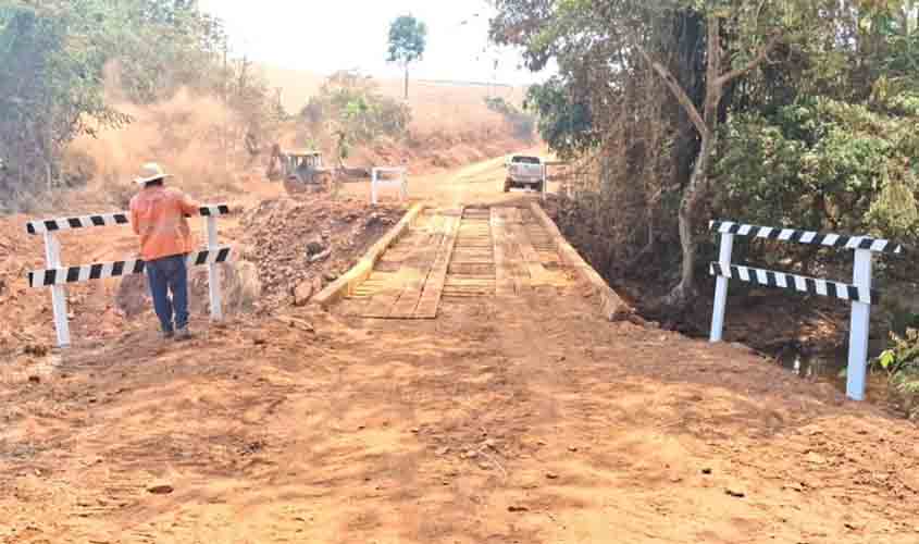 Ponte de madeira no Rio Figueira recebe manutenção em trecho da RO-383