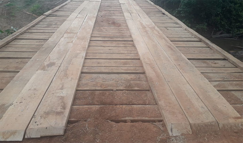 Ponte de madeira sobre o rio Corgão é reconstruída na RO-484