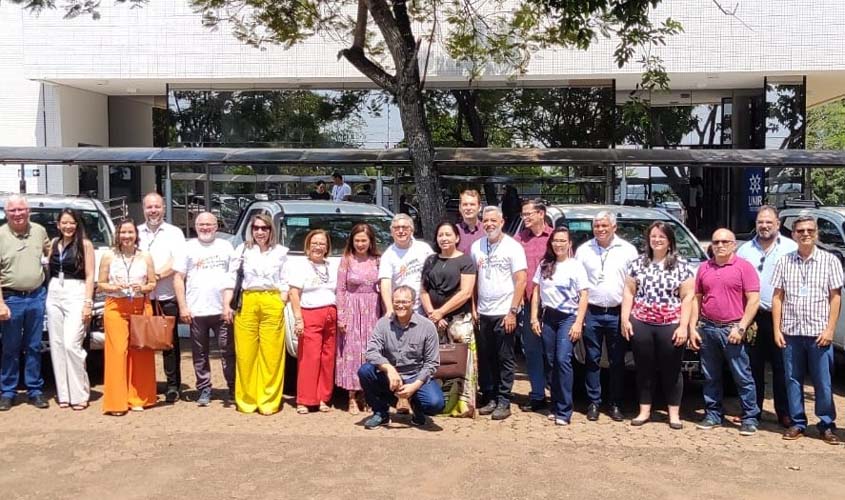 Novas caminhonetes são entregues aos Campi