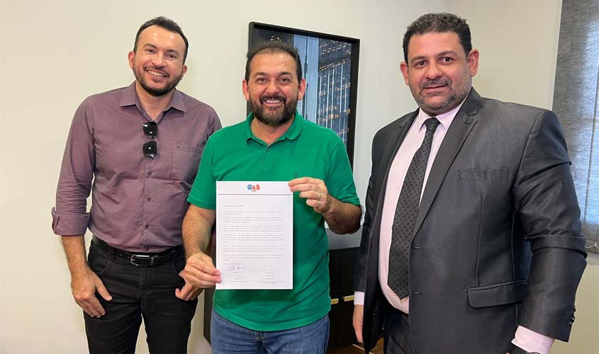 Deputado Laerte Gomes recebe carta de agradecimento da OAB de Ji-Paraná pela criação da Lei 5.596/2023