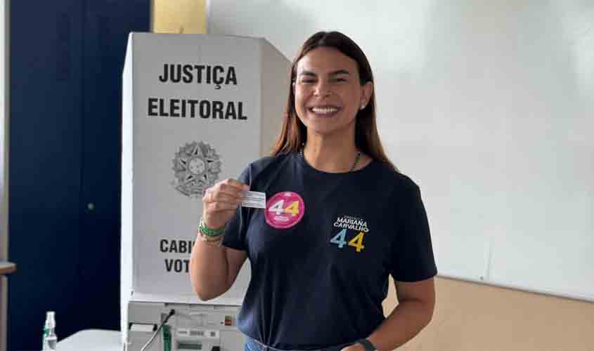 Mariana Carvalho manifesta confiança na vitória, ao votar na Escola Brasília