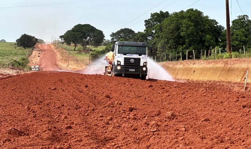 Governo de RO executa terraplanagem na RO-494