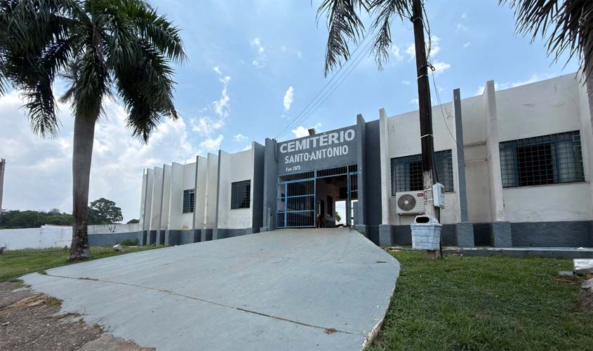 Equipes reforçam limpeza no Cemitério Santo Antônio