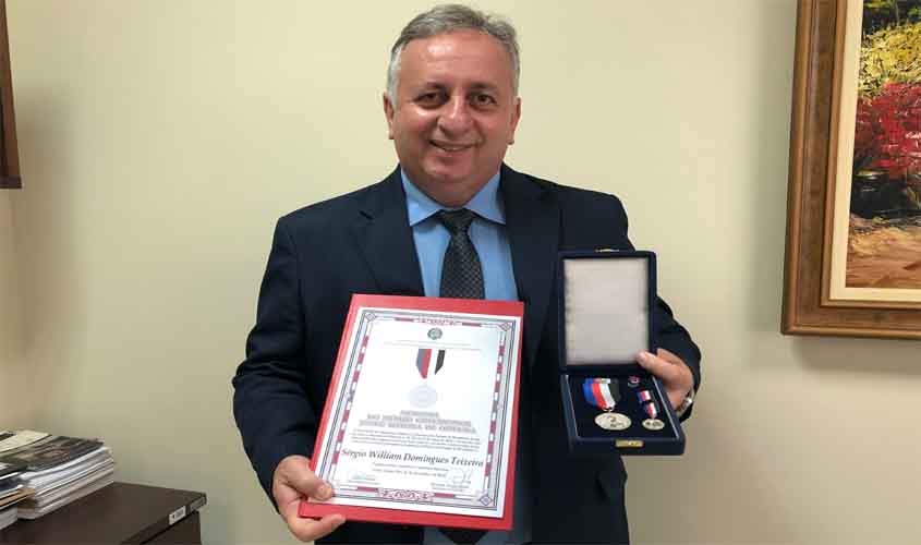 Juiz é agraciado com medalha do Mérito Governador Jorge Teixeira de Oliveira