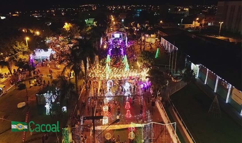 Natal de luz abriu as festividades natalinas na praça municipal