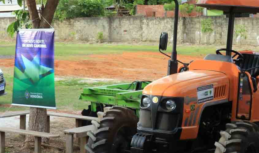 Governo realiza entrega de trator agrícola e carreta de pneus com grade aradora para universidade