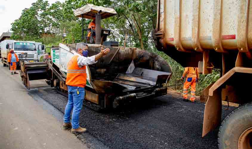 Mais três quilômetros de asfalto estão sendo concluídos na estrada do Belmont, em Porto Velho