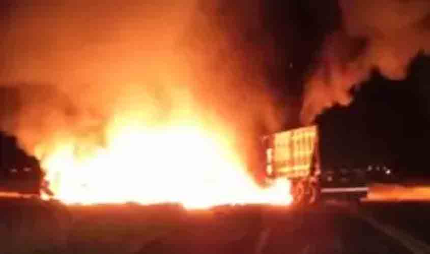Caminhoneiro vilhenense sobrevive a acidente em que veículos pegaram fogo