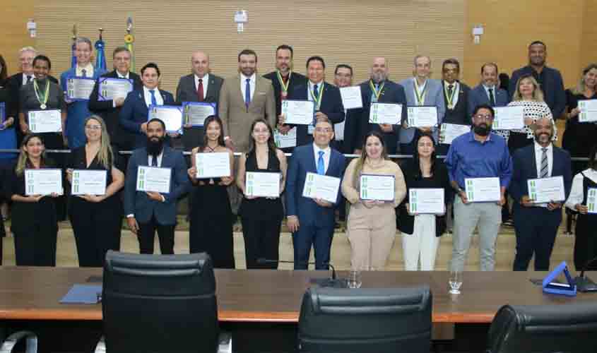 Em solenidade, deputado Ribeiro entrega homenagem aos profissionais de Administração