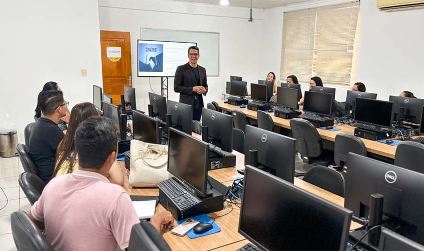 Inicia formação técnica para assessores parlamentares