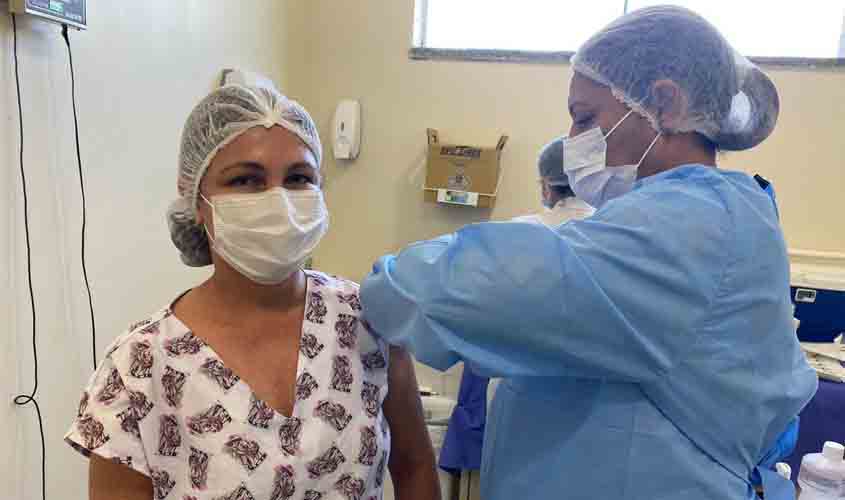 Profissionais da linha de frente do Hospital de Base começam a ser vacinados contra a Covid-19