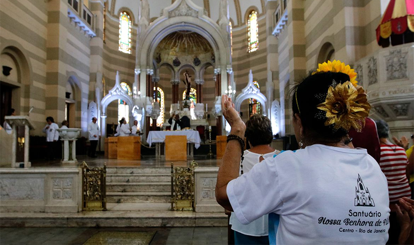 Igrejas recomendam evitar contato em missas para prevenir coronavírus