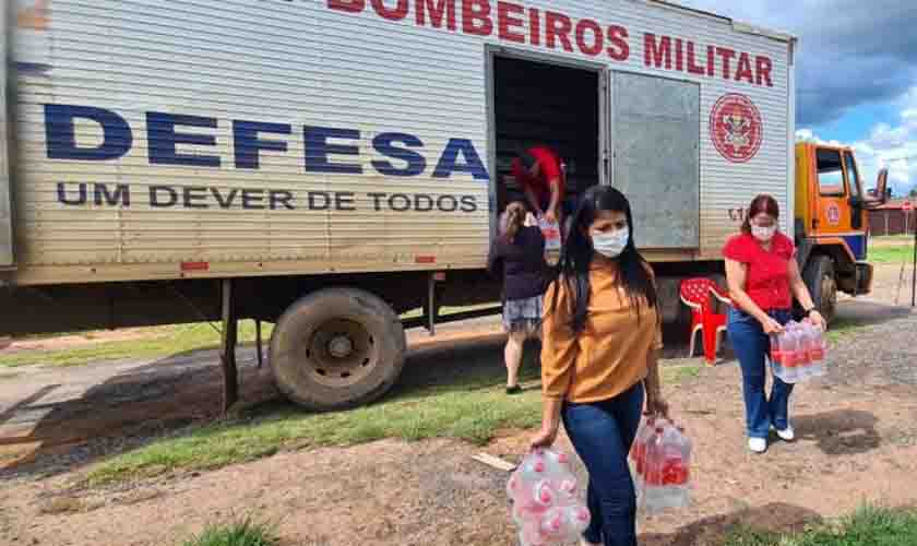 Famílias atingidas pela enchente em Rolim de Moura recebem do Governo de Rondônia água mineral e material de higiene e limpeza