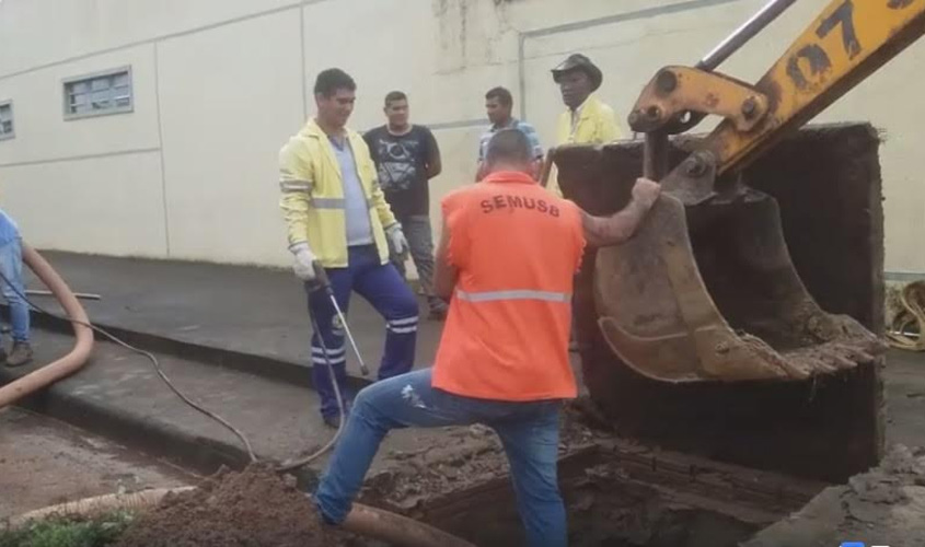 Prefeitura desobstrui coletora na Pinheiro Machado, eliminando ponto de alagamento