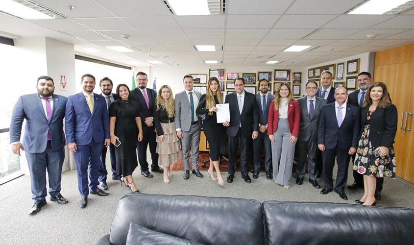 Vitória Jeovana entrega Carta do Colégio Nacional de Presidentes da OAB Jovem a Beto Simonetti