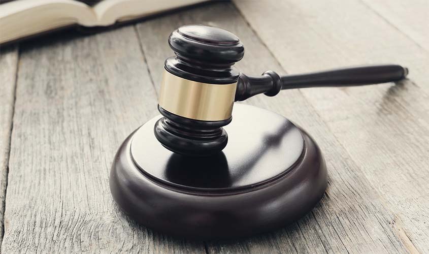 Testemunho policial confirmado pelo pai do réu leva Sexta Turma a manter condenação por posse irregular de arma de fogo