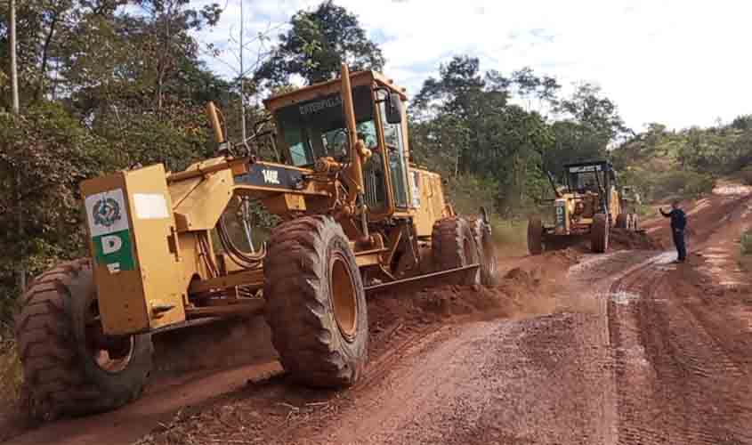 Serviços de patrolamento na RO-490 garantem melhorias da trafegabilidade na região