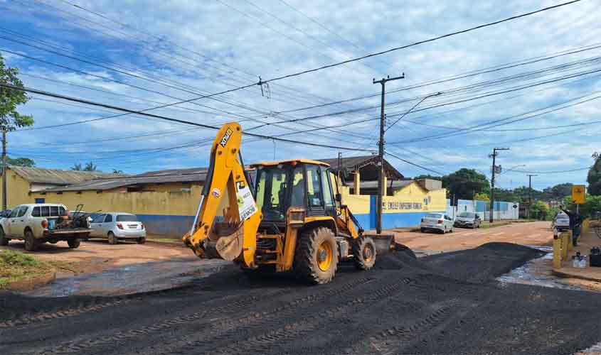Prefeitura de Porto Velho realiza tapa-buracos na rua Lúcia Carvalho, zona Leste da cidade