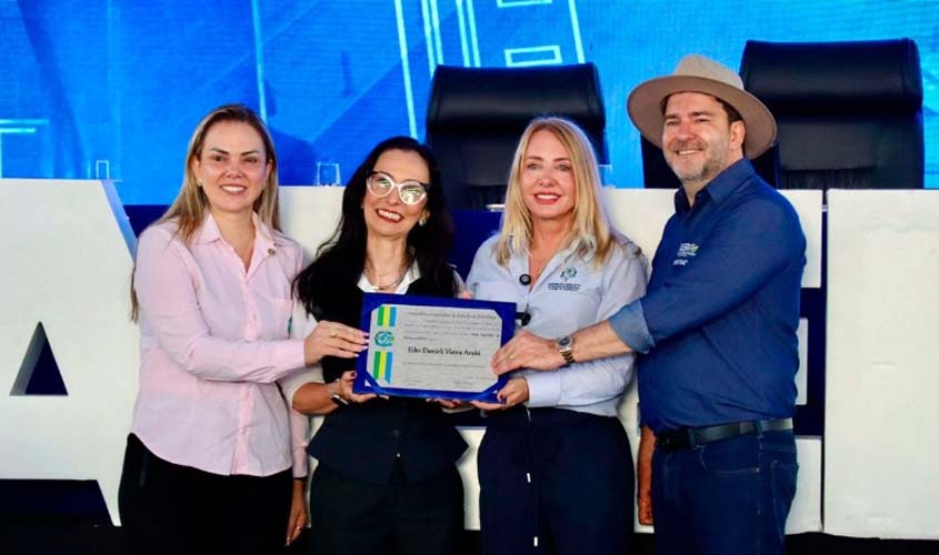 Comenda é entregue a integrante do MPRO em RO
